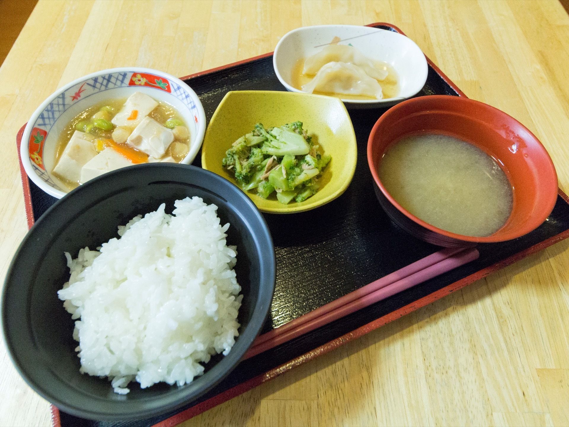 施設で提供してる食事の一例である。メニューには野菜を多く使い、食材は食べやすい大きさにカットしている。
