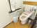 トイレには壁に設置された手すりとトイレの両側に可動する手すりがある。安全にトイレを使用することができる。