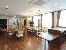 リビングに置いてある椅子は、肘掛け椅子のためゆったりと座って過ごすことができる。テーブルとテーブルの間には十分な広さがある。