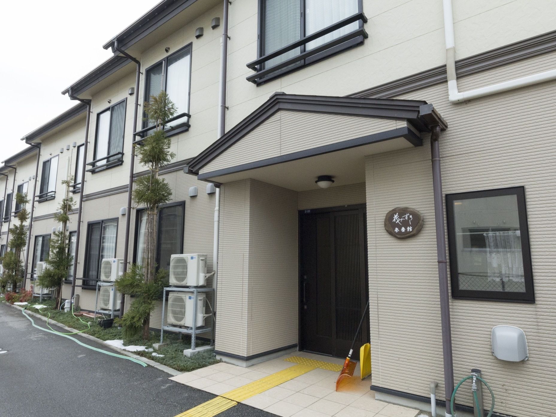敷地から玄関までのアプローチに点字ブロックが設置されているため、視力の弱い入居者様も安全に来館できる。