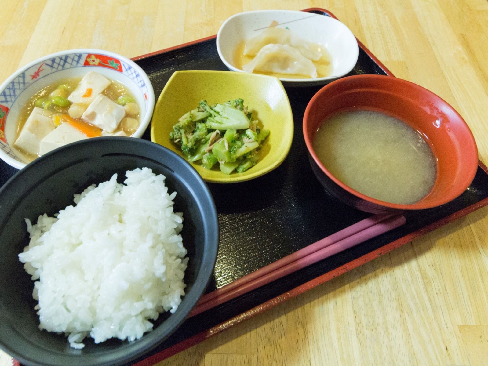 栄養バランスが良く、食材は食べやすい大きさにした食事を提供している。食欲が増すように食事の色合いにも気を遣っている。