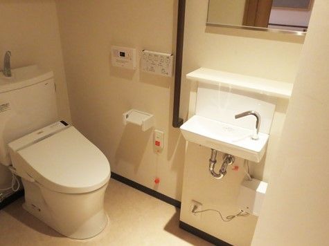 トイレの壁には温水洗浄便座の操作ボタンをはじめ、スタッフ呼び出しボタン、しっかりとした手すりなどが取り付けられている。