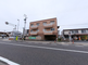 街角に位置する介護施設の外観