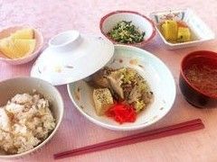 食事はご飯や汁物にメイン料理と小鉢２つ、デザートがセットされている。栄養を考えて毎日手作りでおいしい料理を出している。