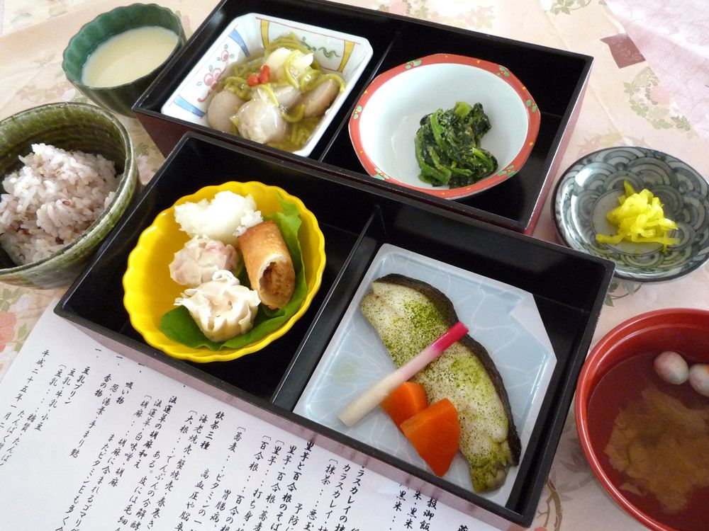 松花堂弁当をお出しすることもある。綺麗な盛り付けで目でお楽しみいただけるようにしている。メニューも添えて、何の料理か分かりやすくしている。