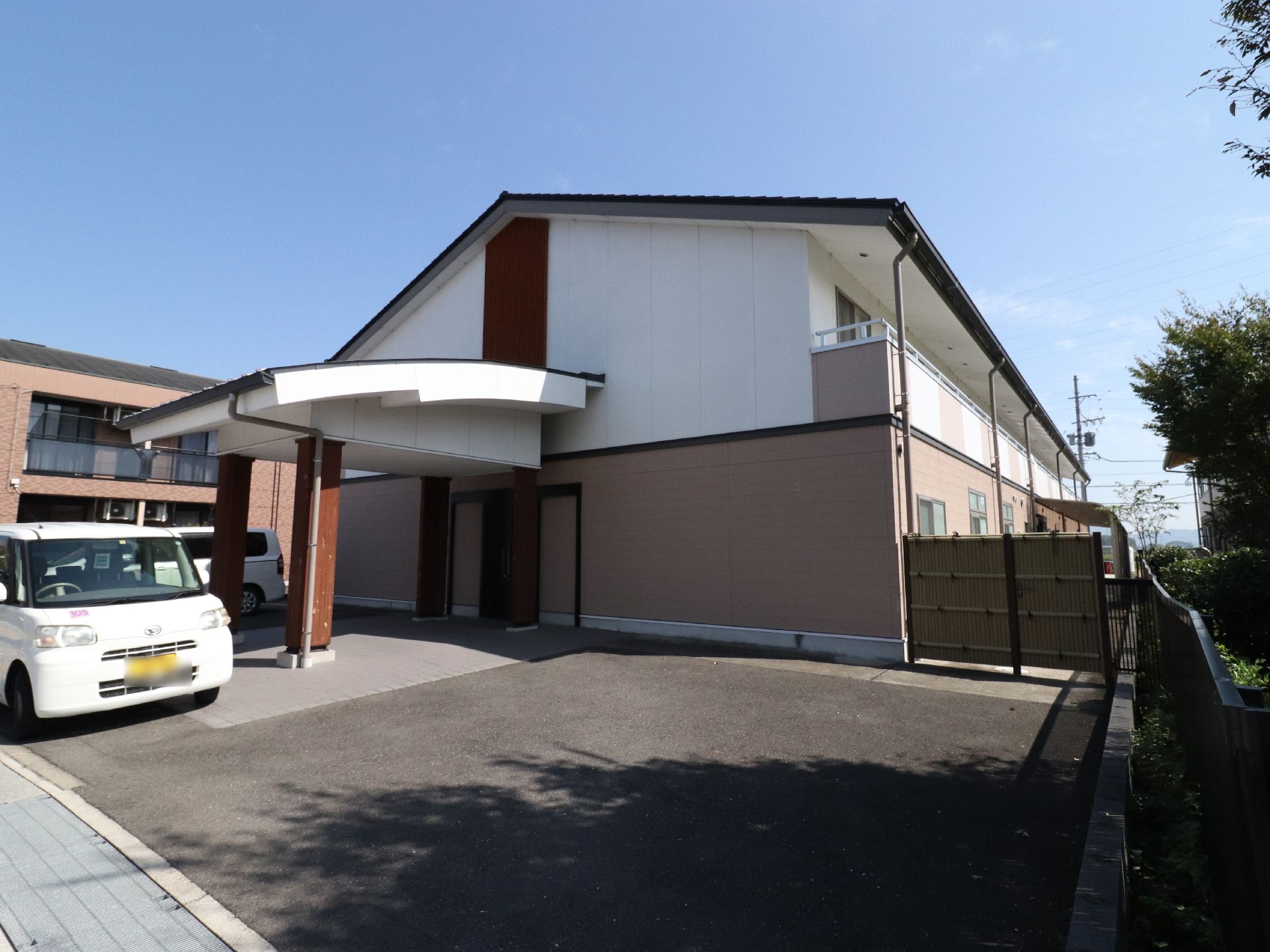 施設は、2階建の建物である。2階部分には、ベランダが付いている。車を停めるスペースが正面玄関の両側と前に設けられている。