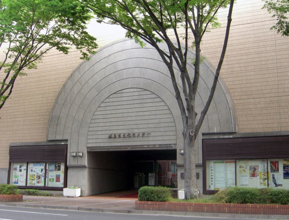 アーチ上の石造りの外壁がユニークな公共施設である。地域内の催しが定期的に行われており、入居者様も参加することができる。