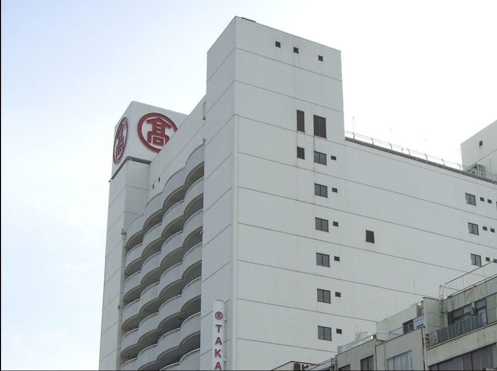 大型の商業施設には日用品や衣類などさまざまな商品が取り揃えられており、入居者様の必要な物が手に入り便利である。