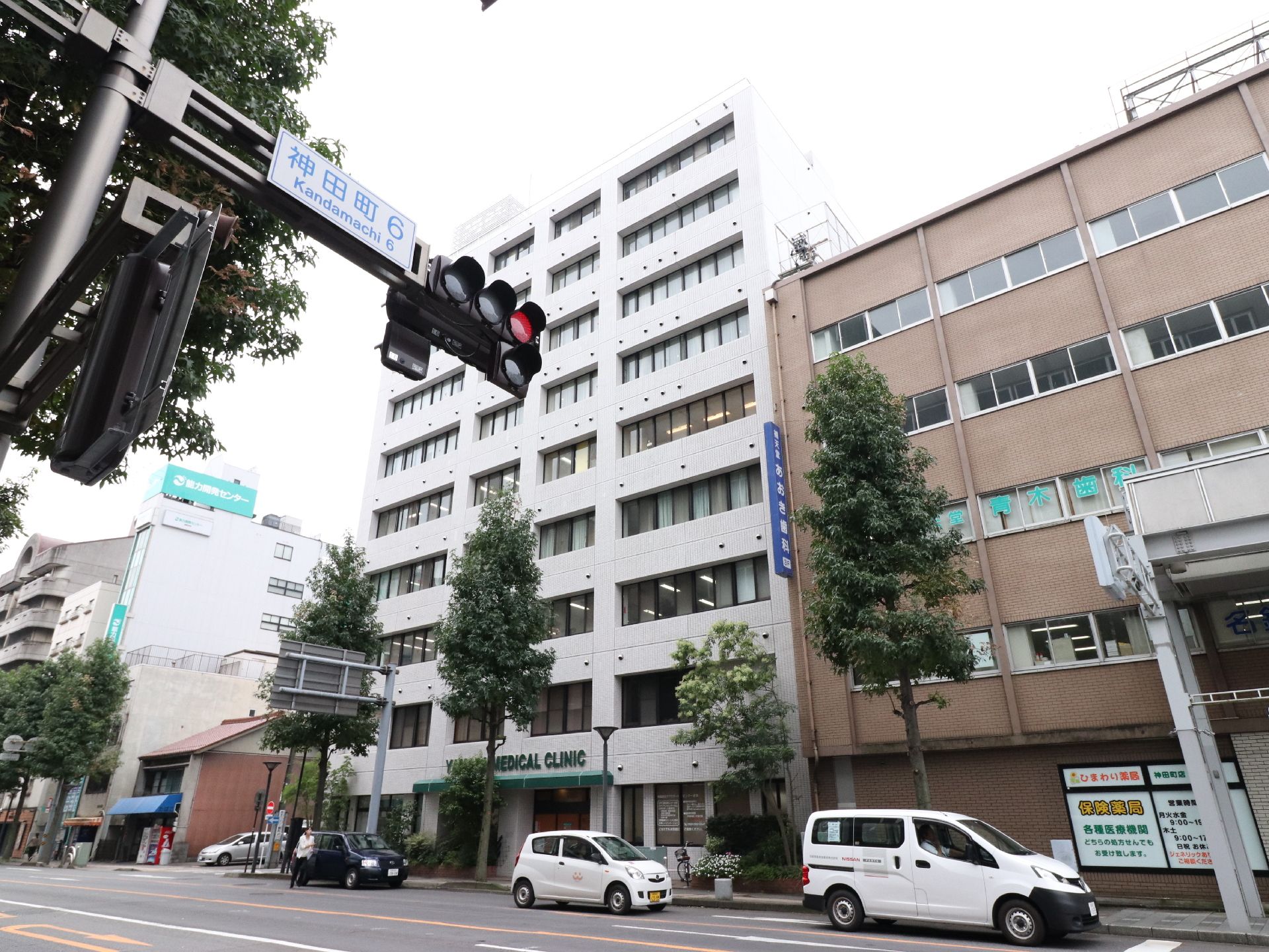 白い地上9階建てのビルの1階に玄関がある。1階には診療所が併設されている。6階から7階が居室フロアとなっている。