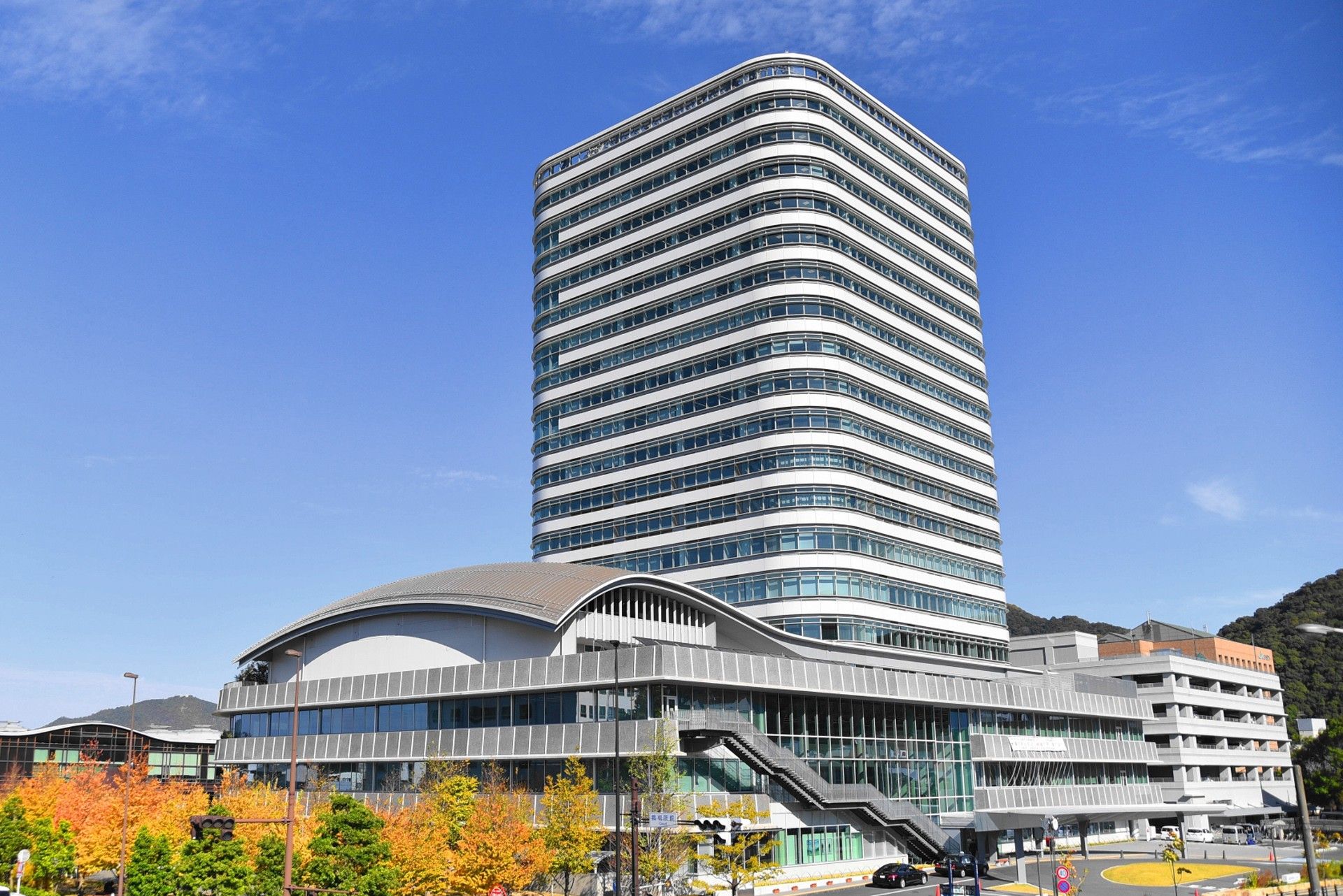 鉄筋コンクリート建ての市役所である。当施設内の入所の手続きで必要な関係書類を申請し受理することができる。