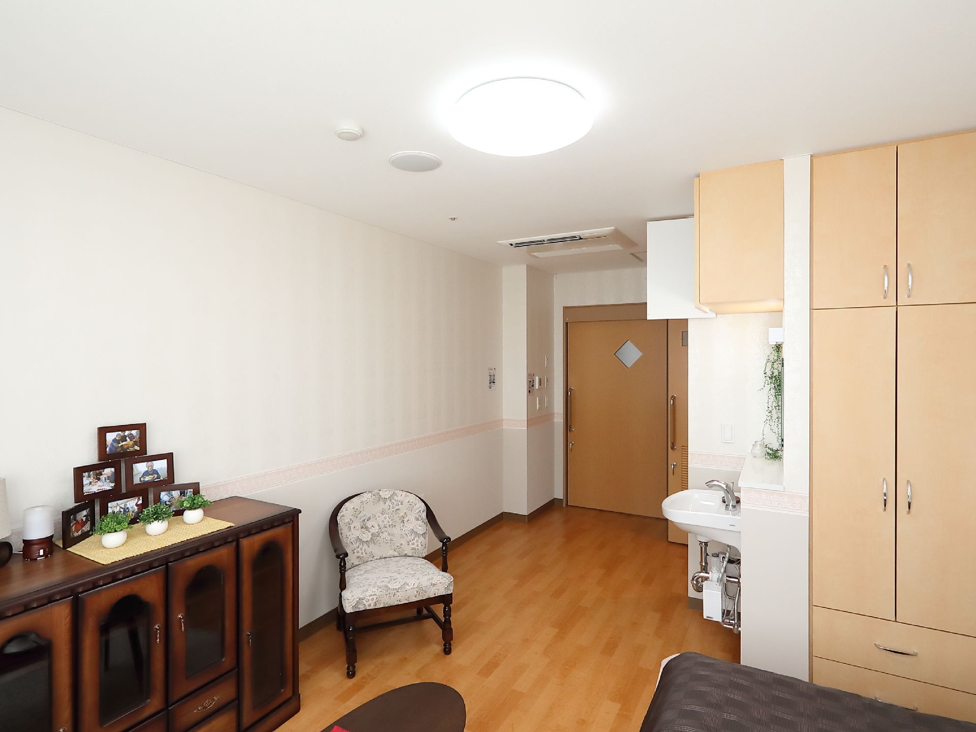 居室一例である。アンティーク調の家具など、愛用や好みのインテリアで住みやすい部屋造りをすることができる。