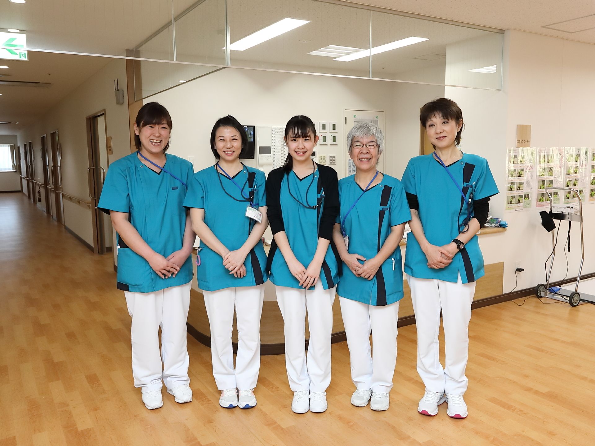一部スタッフの写真である。女性のスタッフで、みんな笑顔溢れる方ばかりである。動きやすい制服で、いつも入居者様を支えている。