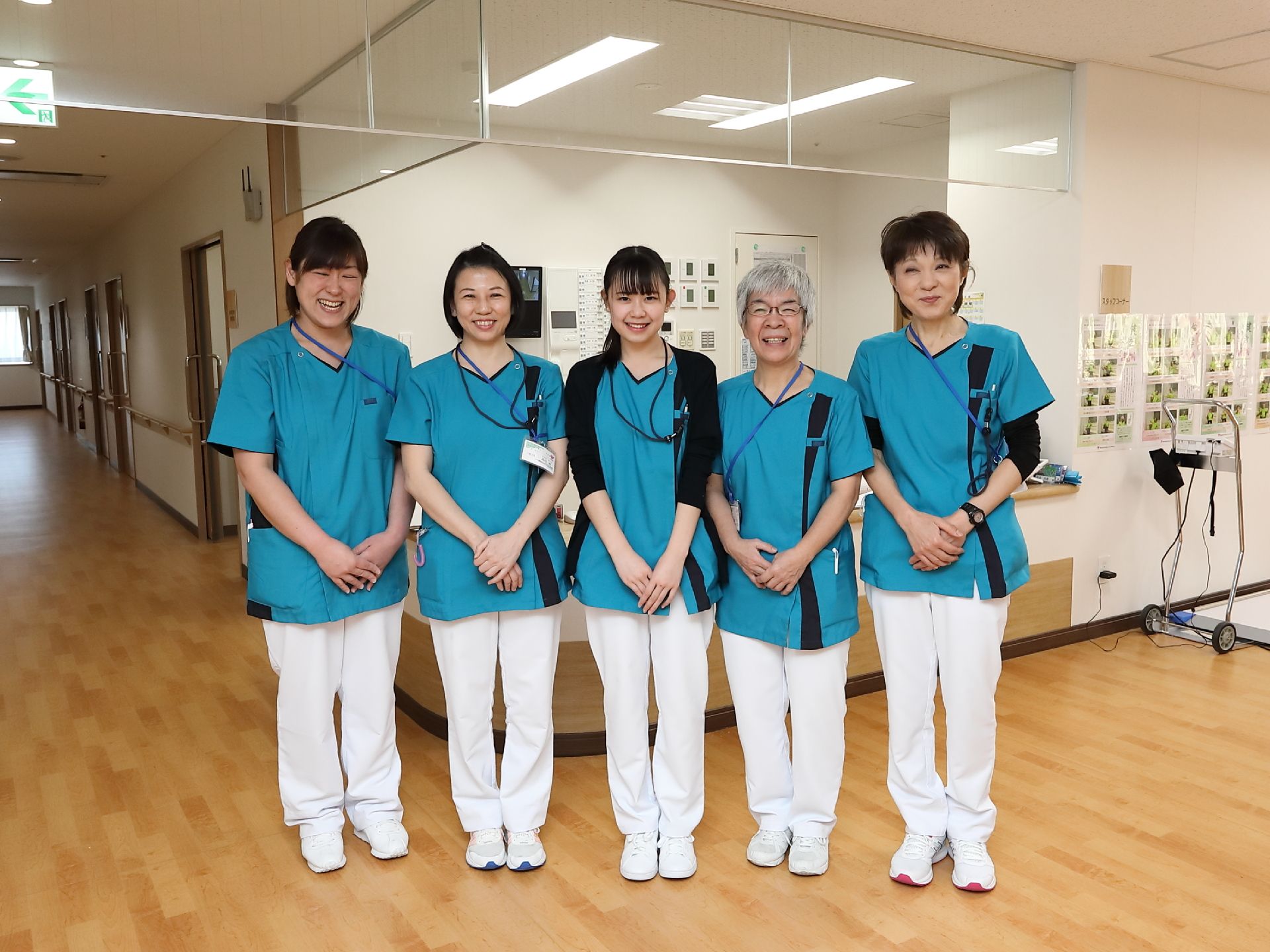 スタッフは女性でもパンツの制服で動きやすい恰好をしている。笑顔で入居者様と接することで安心できる雰囲気を作っている。