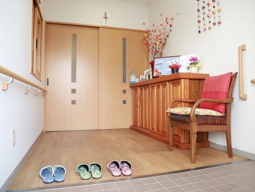 バリアフリーの床になっているので、つまずくことなく靴の履き替えができる。休憩しやすいように椅子が設置されている。