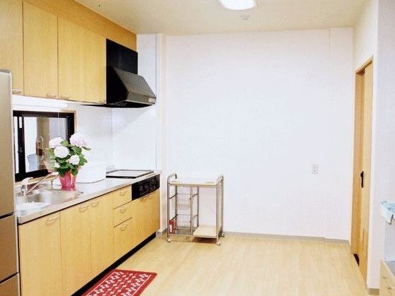 キッチンには収納が多くついている。提供されている食事は当日にスタッフが調理しており、できたてを食べることができる。