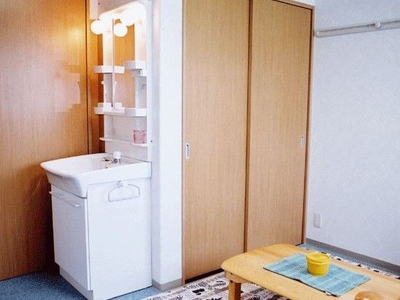居室には照明付きの洗面台が設置されている。洗面台の下には開き戸がついており、横にはタオル掛けもある。クローゼットはスライド式ドアである。