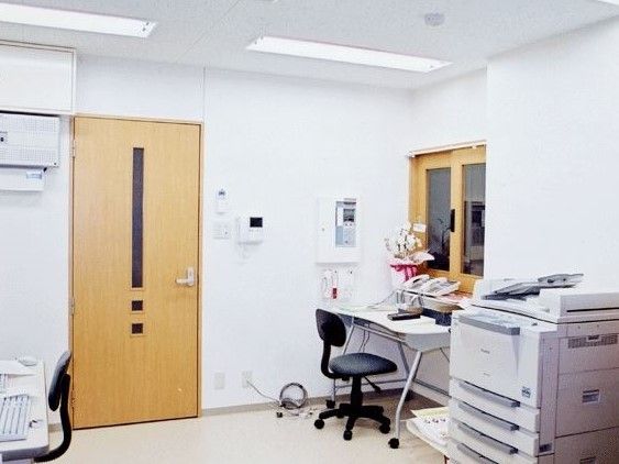 事務室にはスタッフが常に滞在している。コピー機や電話が複数設置されており、いつでも迅速な対応が可能である。