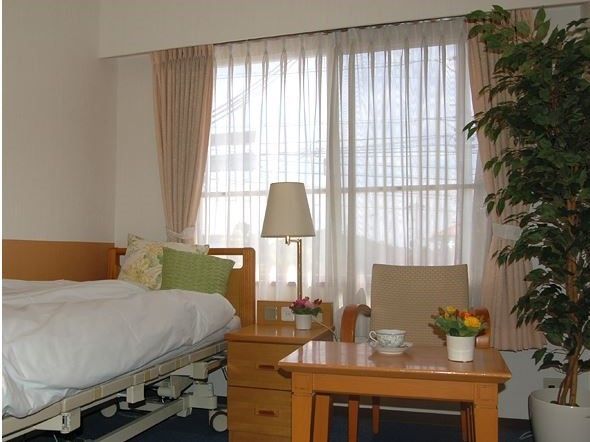 居室は個室が用意されていて自分好みの空間にアレンジすることもできる。入居者様同志の共有時間だけでなく、自分の時間も楽しめる。