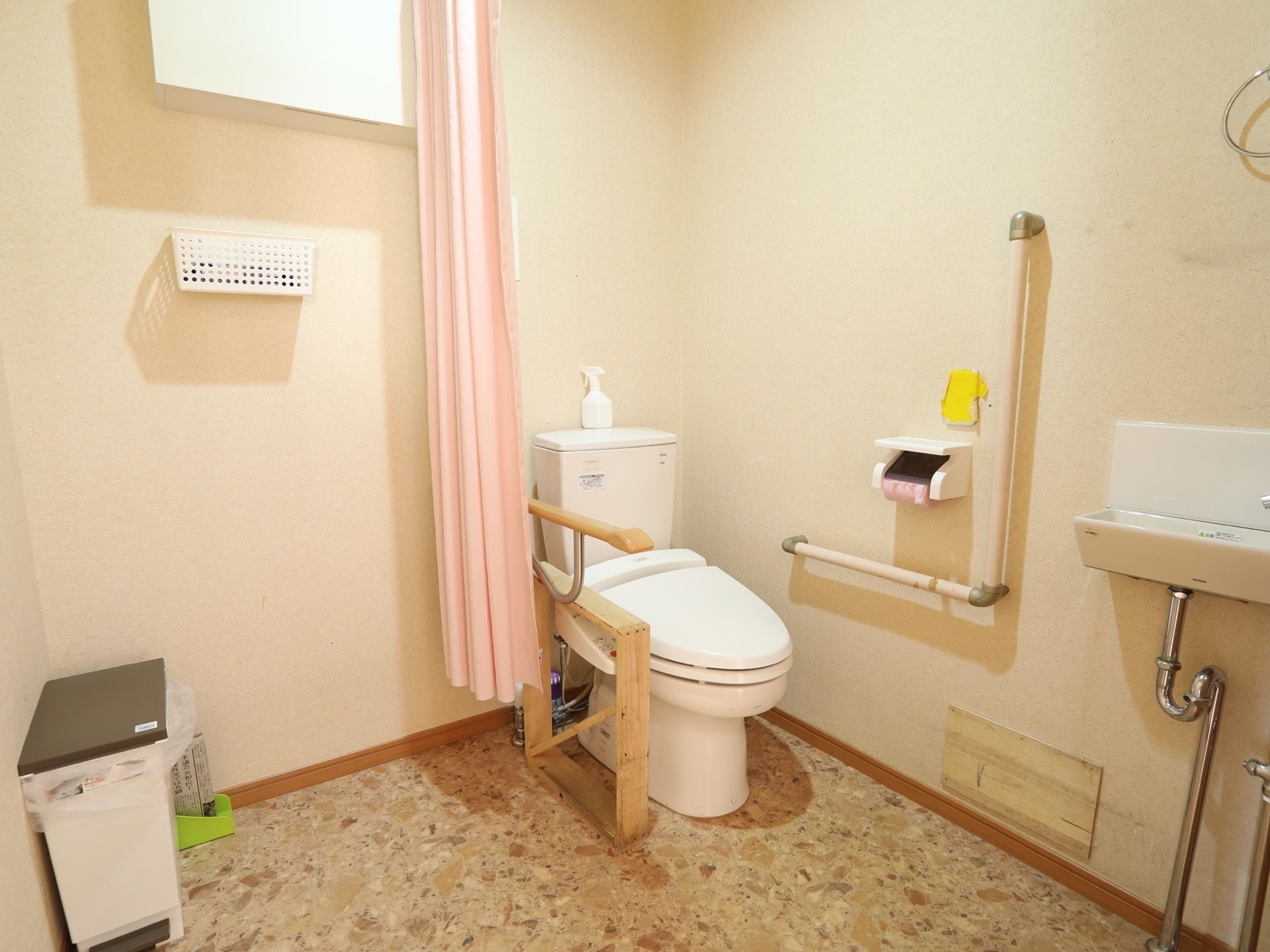 広いトイレには、車椅子でもスムーズに移動できるタイルが敷かれている。コンパクトな洗面台が設置されており、手洗いを済ませてから外に出られる。
