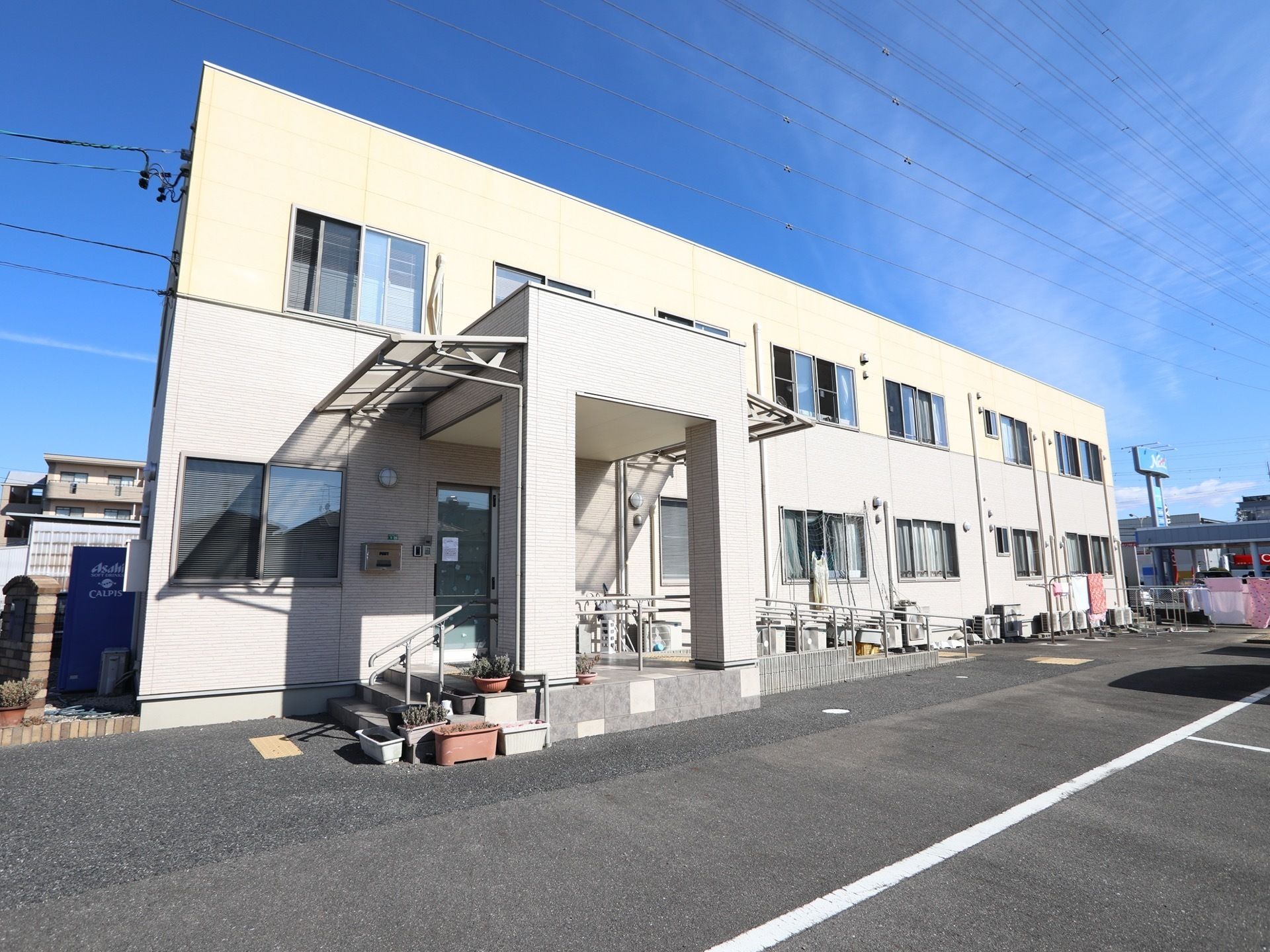 白をベースとした清々しい印象の施設の建物である。敷地内は転びにくいよう、アスファルトを平らに敷いている。