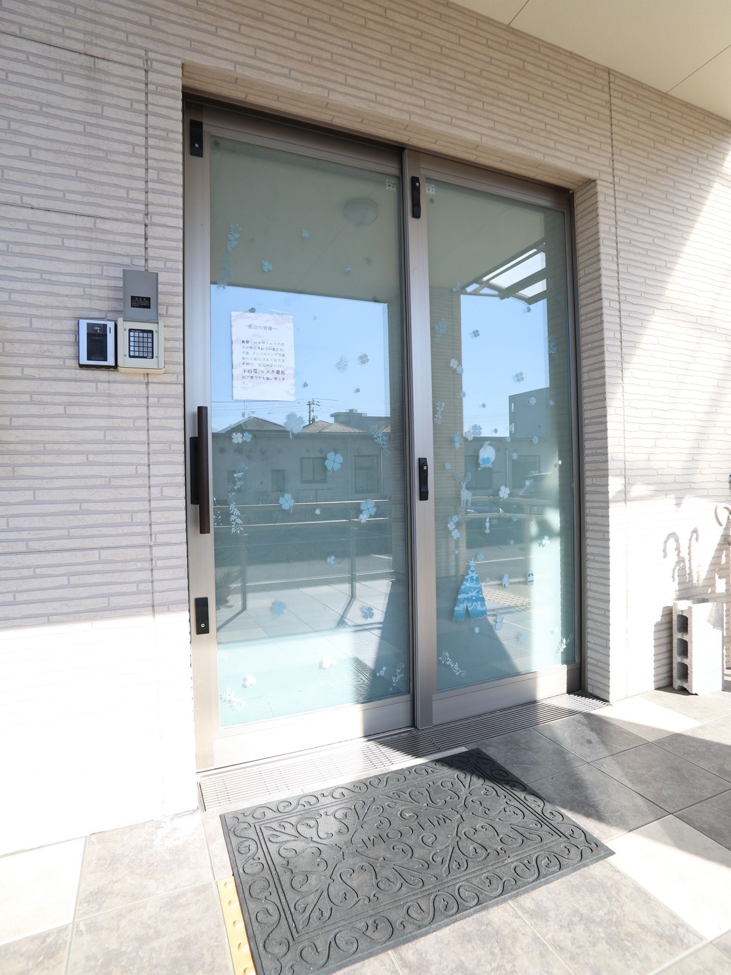 レンガ調のおしゃれな玄関の様子。大きい屋根が前に張り出しているので、雨風の日も慌てずに出入りしていただける。