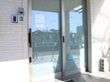 レンガ調のおしゃれな玄関の様子。大きい屋根が前に張り出しているので、雨風の日も慌てずに出入りしていただける。