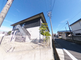 青空と交差点のある町並み