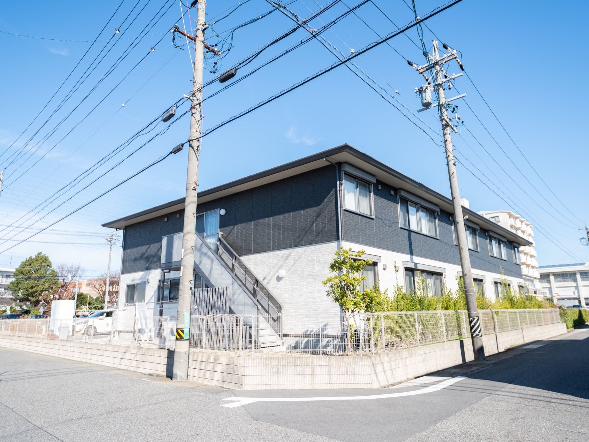 施設は２階建ての建物になっている。外階段が設置されており、緊急時に２階から直接避難することができる。