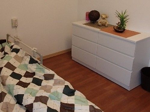 居室はフローリングの洋室タイプであり、トイレ、洗面台、ナースコールが設置されており快適にお過ごしいただける。