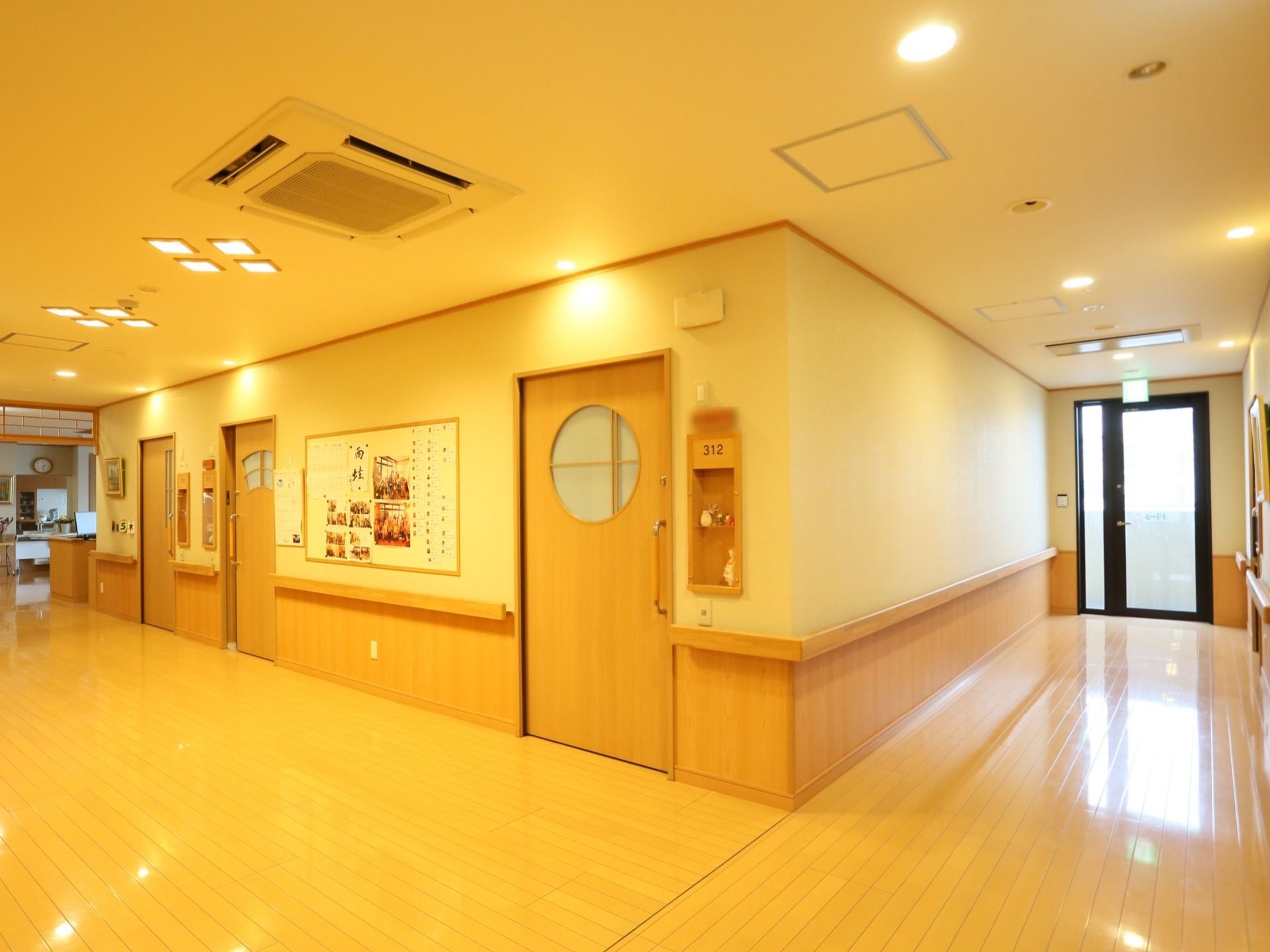 きれいで幅の広い廊下である。各部屋の扉にあるすりガラスは、それぞれ形が異なっている。照明も十分で明るい雰囲気である。