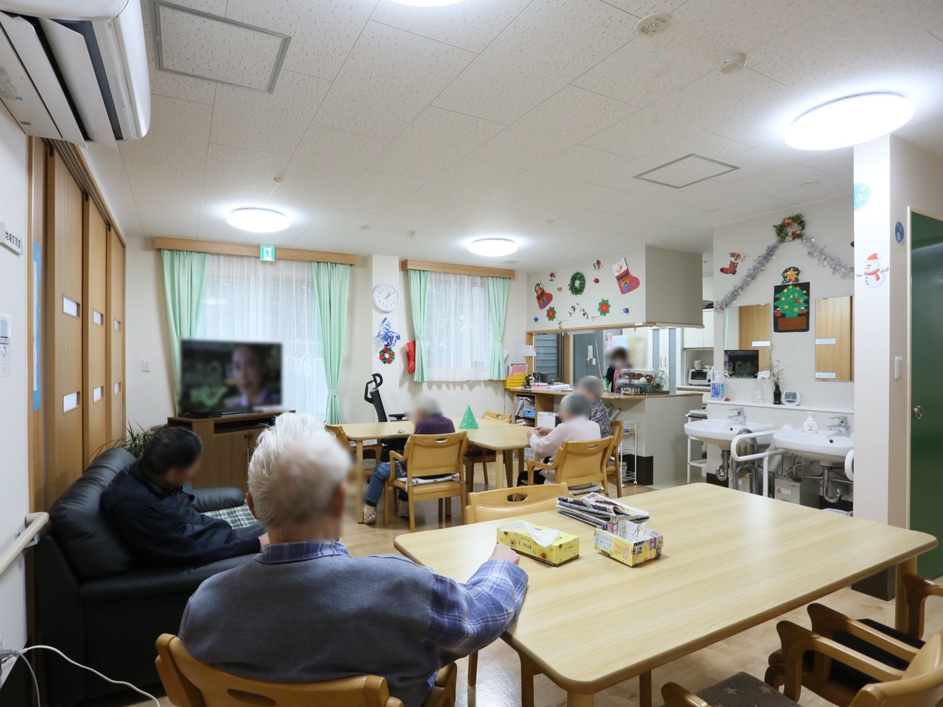明るく広々とした室内にはダイニングテーブルのほかにソファーが設置されているので、テレビを見ながらくつろいで過ごすことができる。