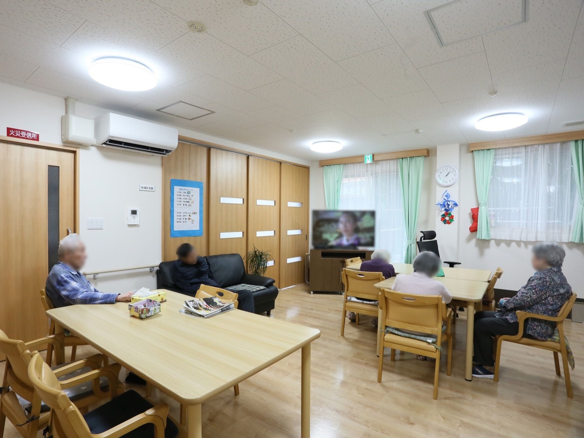 リビングダイニングのテーブルは距離を置いて設置してある。通路は広く空けられていて安全に歩行することが可能。