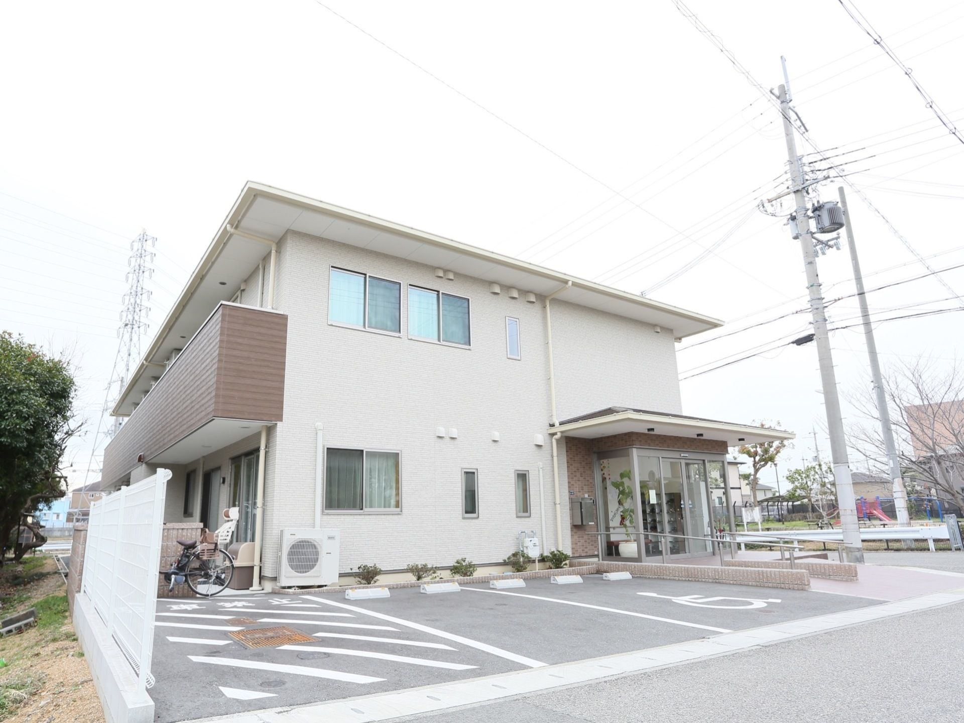 住宅街に建っているので周辺に高い建物がなく、日当たりは良好。敷地内に駐車スペースも設置されているので車での来訪もできる。