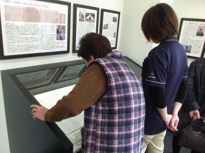 展示を見る利用者とスタッフ