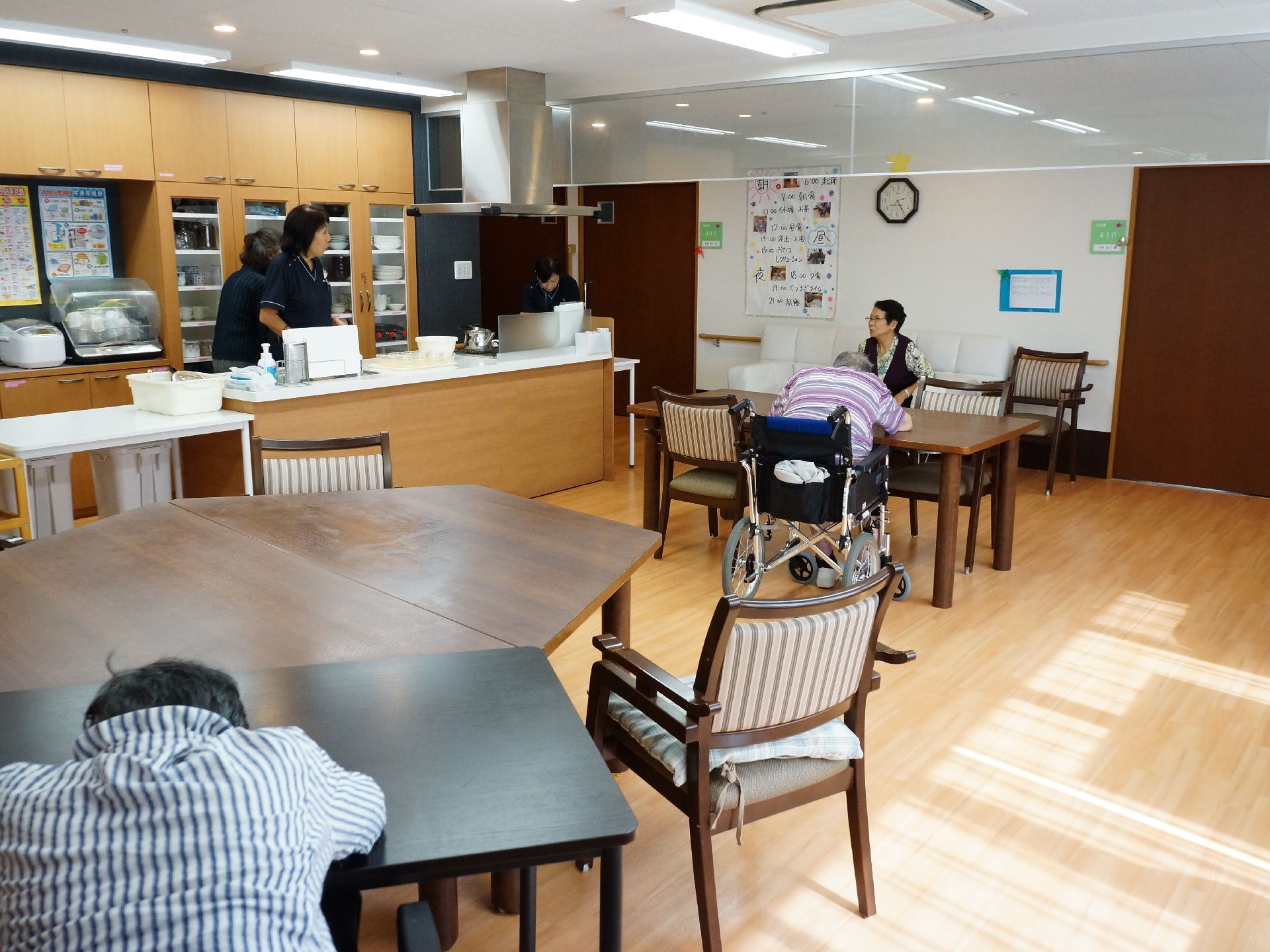 食堂に設置されているキッチンはオープンキッチンとなっているため、食事を用意する様子や食堂にいる人をお互い確認できるようになっている。
