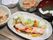 鮭と野菜のメインおかずである。ご飯と汁物と小鉢と一緒にセッティングされた1食の食事メニューである。彩りと品数が考慮されている。