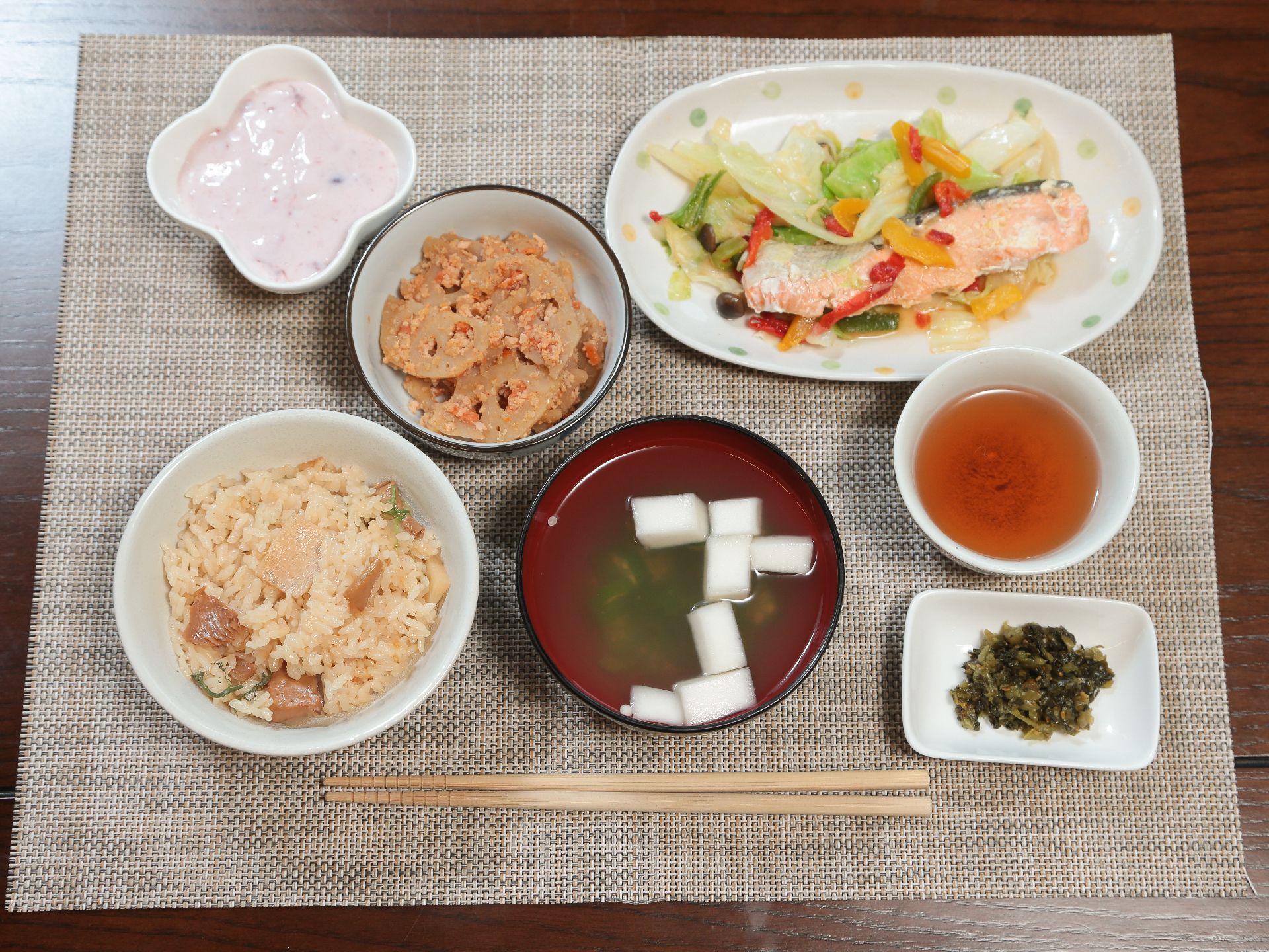 施設の食事は写真のように主食、主菜、副菜、汁物、デザートなど栄養バランスの考慮されたものが提供されている。