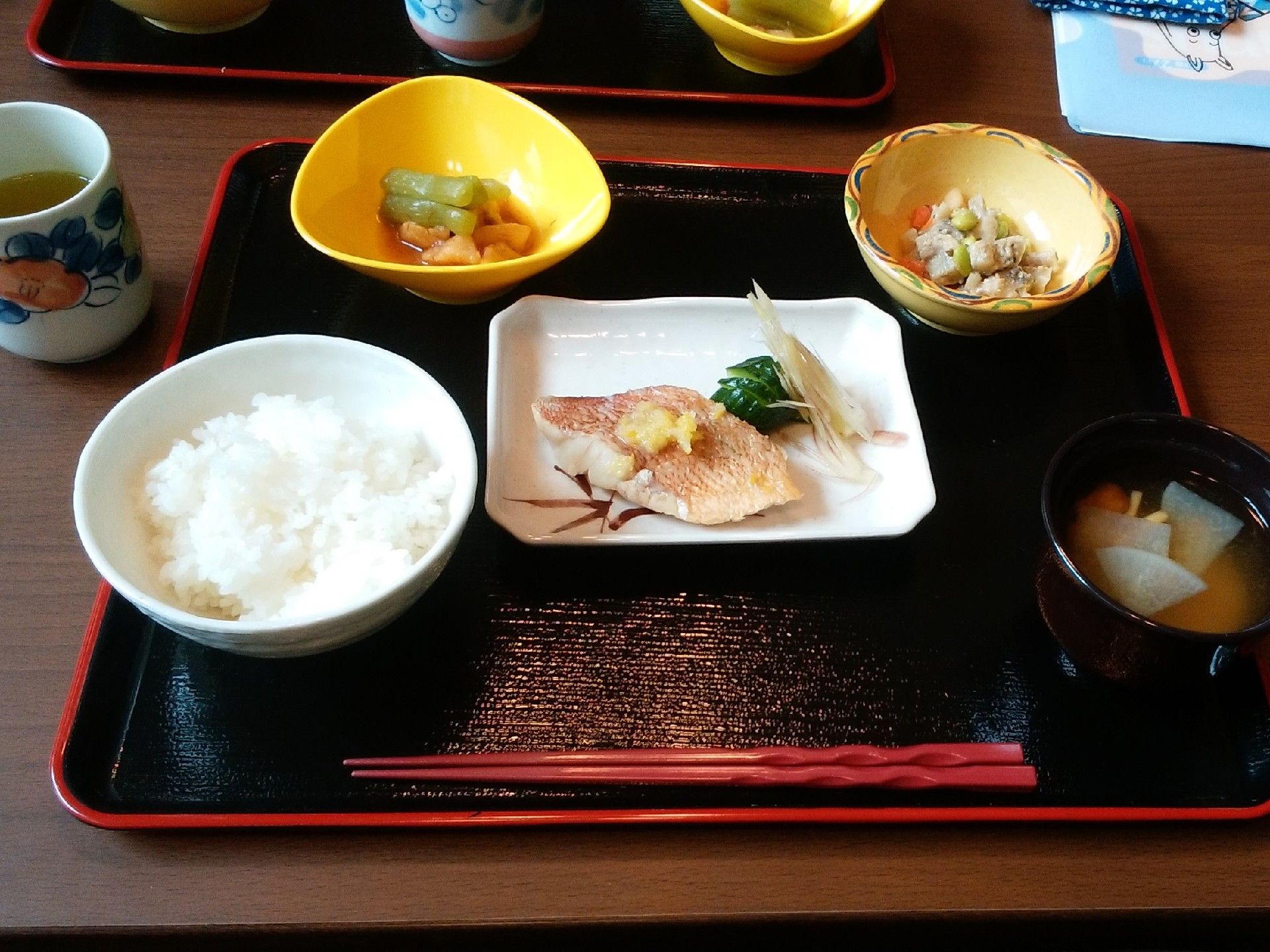 和食メニューで、ご飯、蒸し魚、大根の味噌汁、ふきの煮物、白あえの５品である。蒸し魚にはおひたしが添えられている。