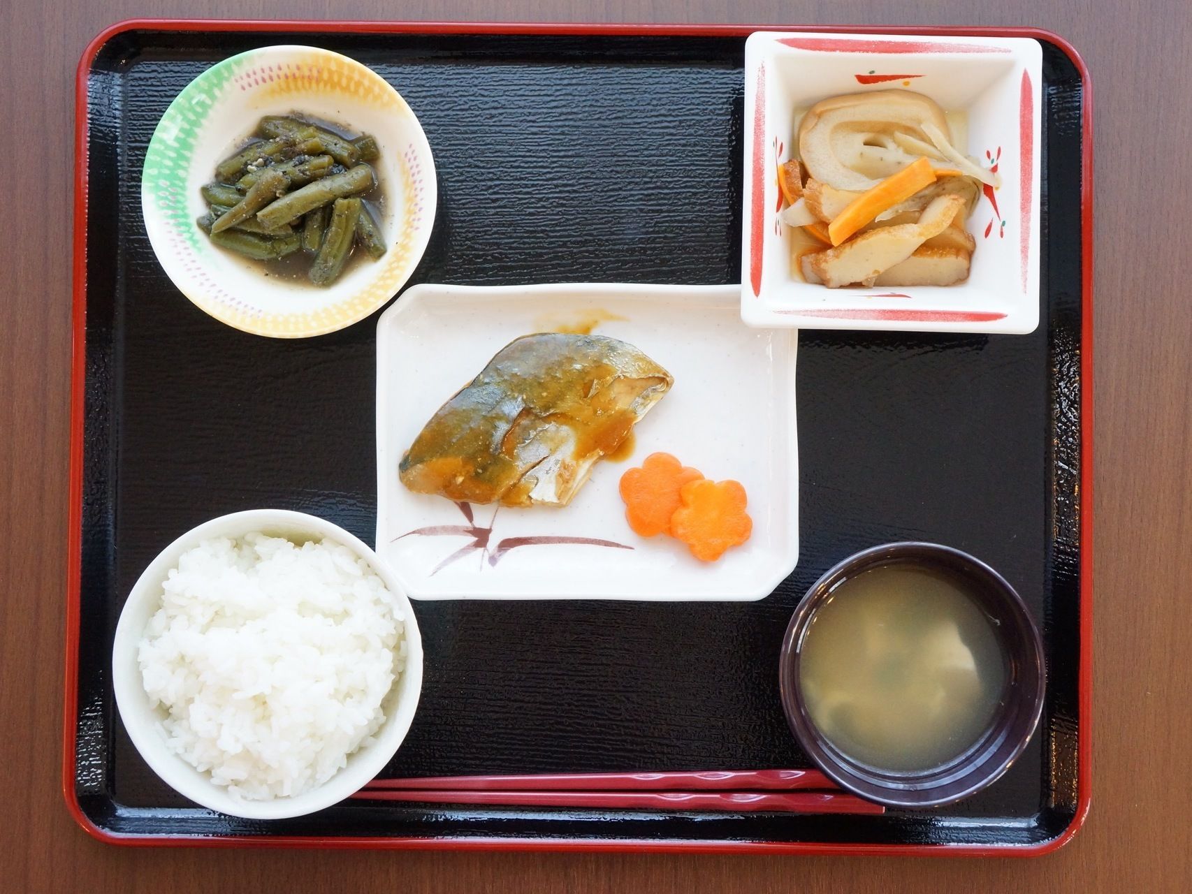 入居者様の健康維持に重要なお食事は、栄養のバランスをしっかり考えた献立になっている。毎日３食温かいお食事を提供している。