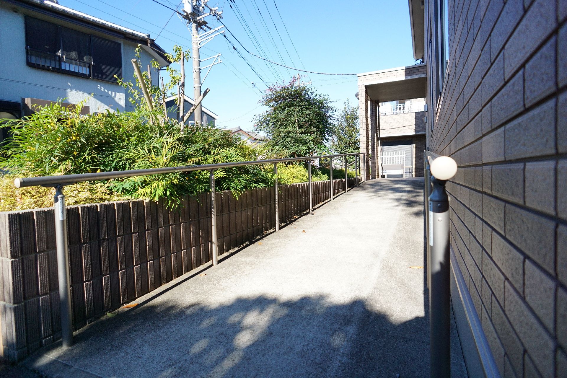 スロープが設置されたサービス付き高齢者向け住宅の入口