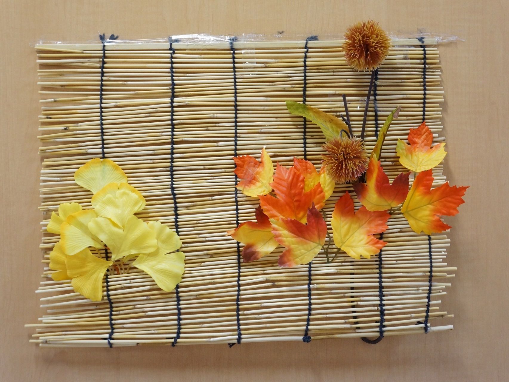 施設内の壁には製作物や季節を感じることができる物が掲示されている。造花にて紅葉が演出されており、栗が添えられている。