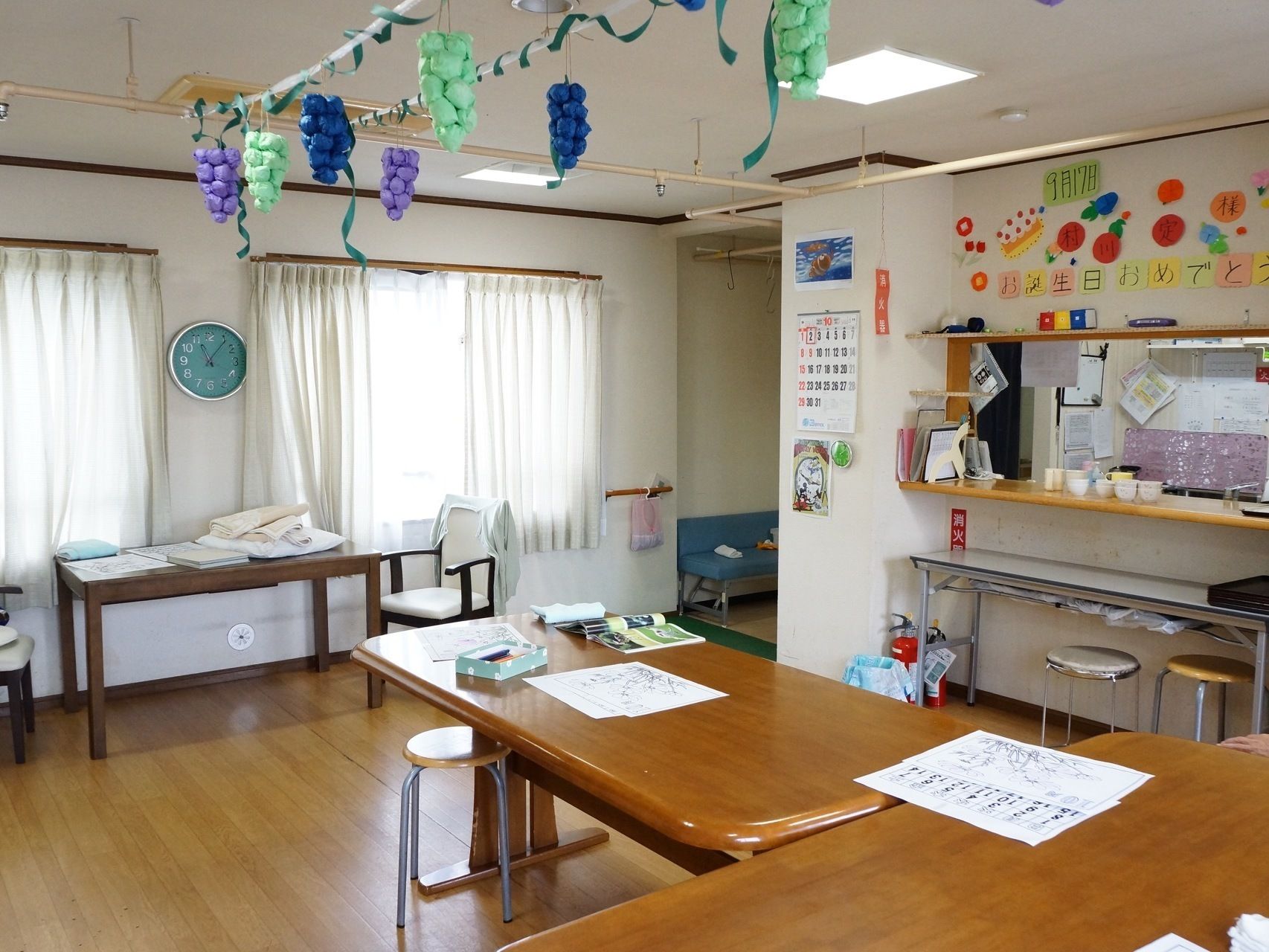 天井や壁に、季節ごとの飾り付けがされている、ダイニングルーム