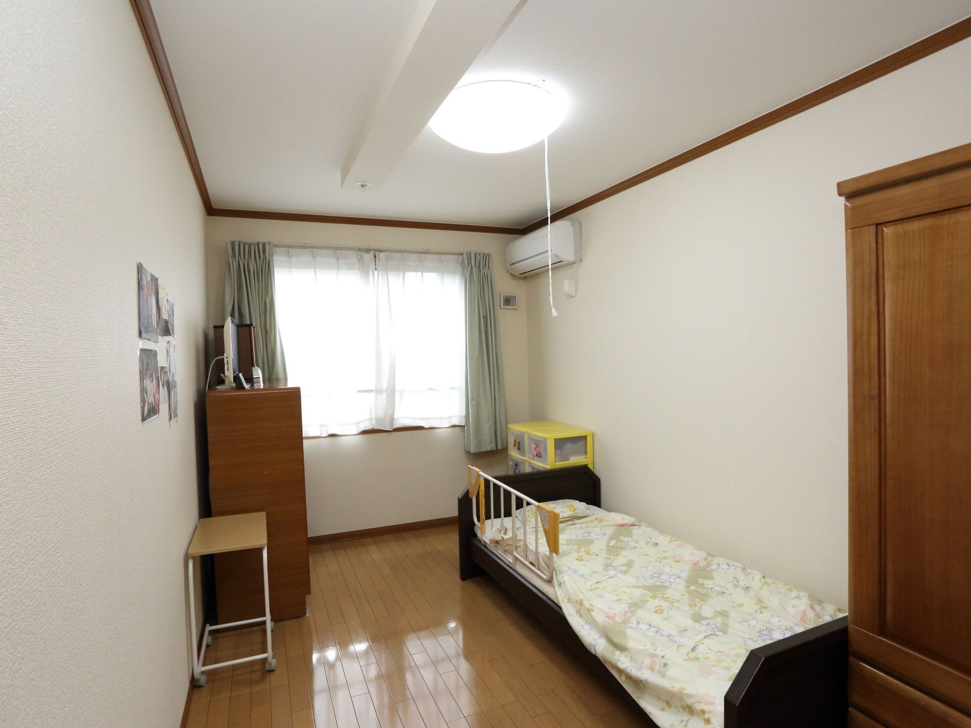 居室には大きな窓が付いており、自然光で目覚めることができる。エアコンが完備されているので、年中快適に過ごせる。