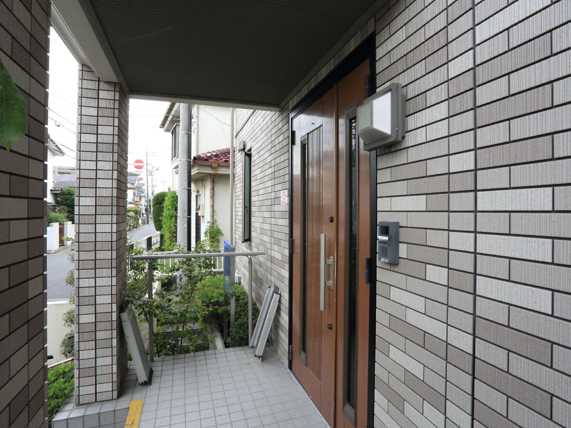 ごく普通の一軒家のような外観で、玄関も親しみやすい雰囲気の施設