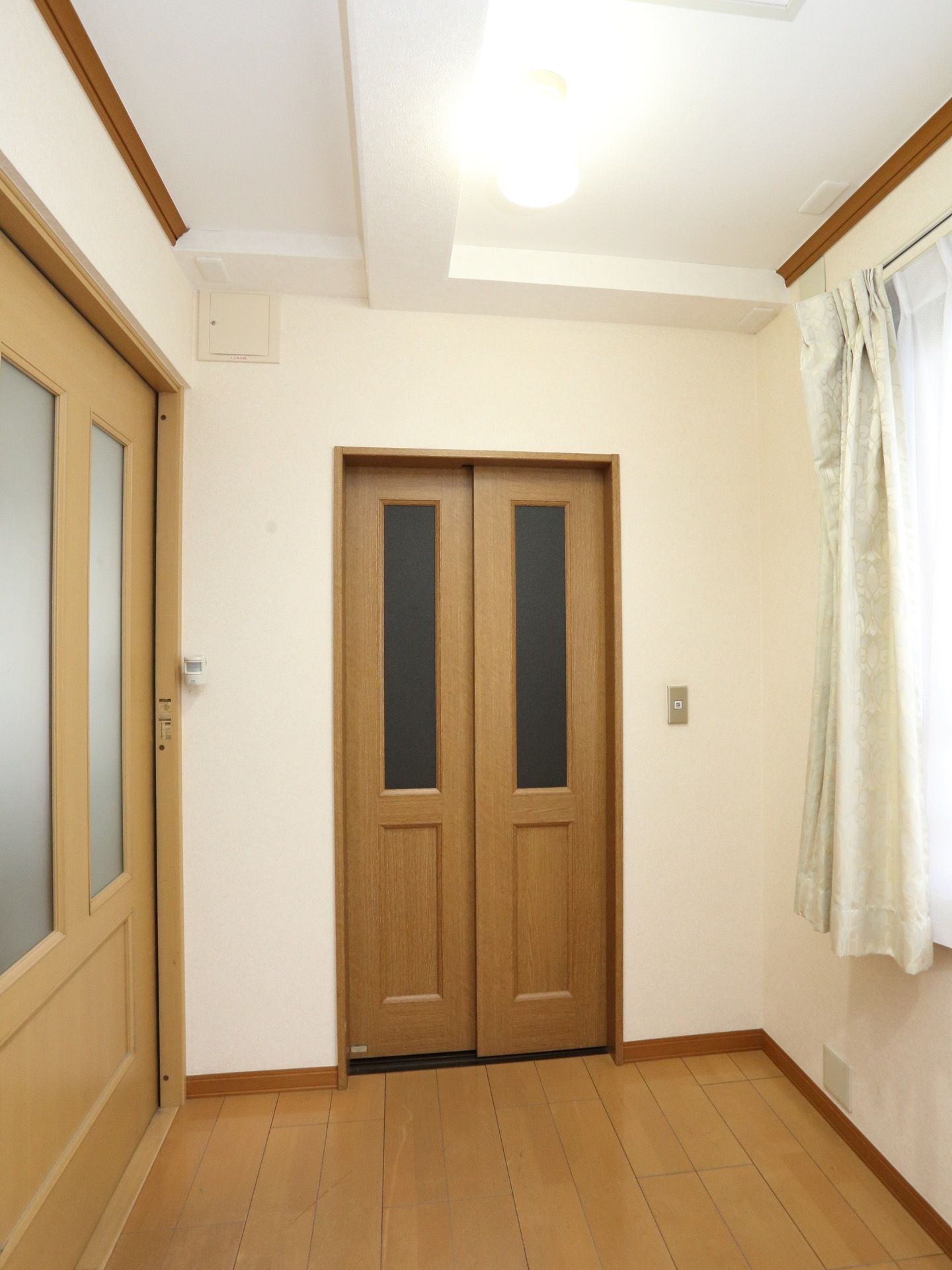 木を使用したエレベーターがある。段差のない床なので安全に歩行ができ、移動しやすくなっている。適度な広さのある通路である。