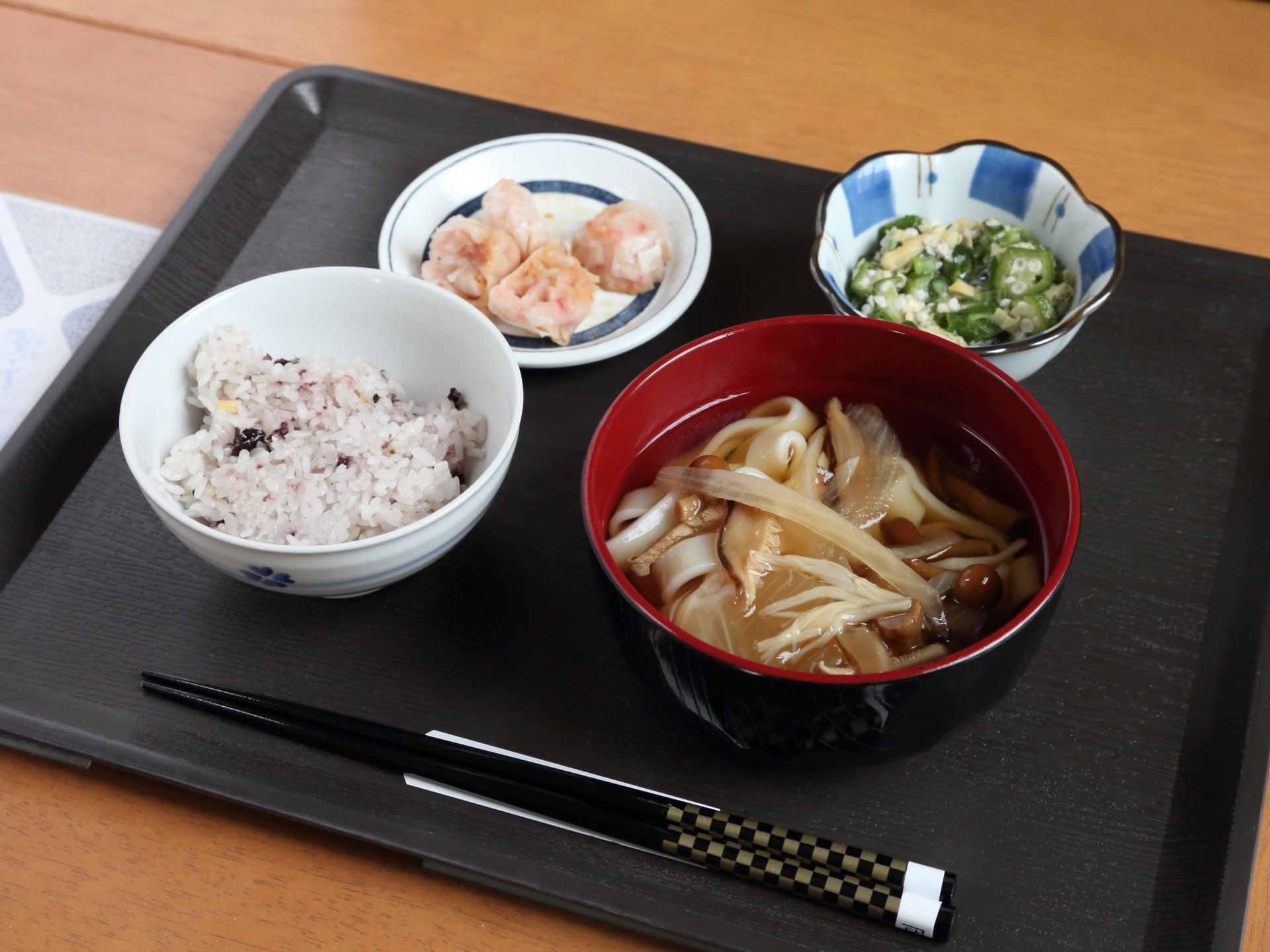 栄養バランスを考えたメニューとなっている。和食となっており、身体に優しい。色とりどりのおかずが並んでいる。