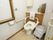 温水洗浄便座となっている。トイレの周りには手すりがあり、安全に使用できる。大きなゴミ箱が設置されている。