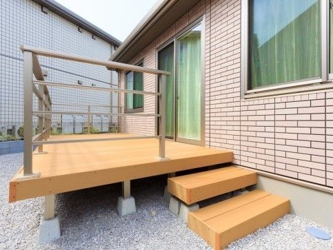 木製のテラスは段差がなく、各所に手すりを設けている。自然の風にあたったり、夜は天体観測をしたりと自由に利用できる。