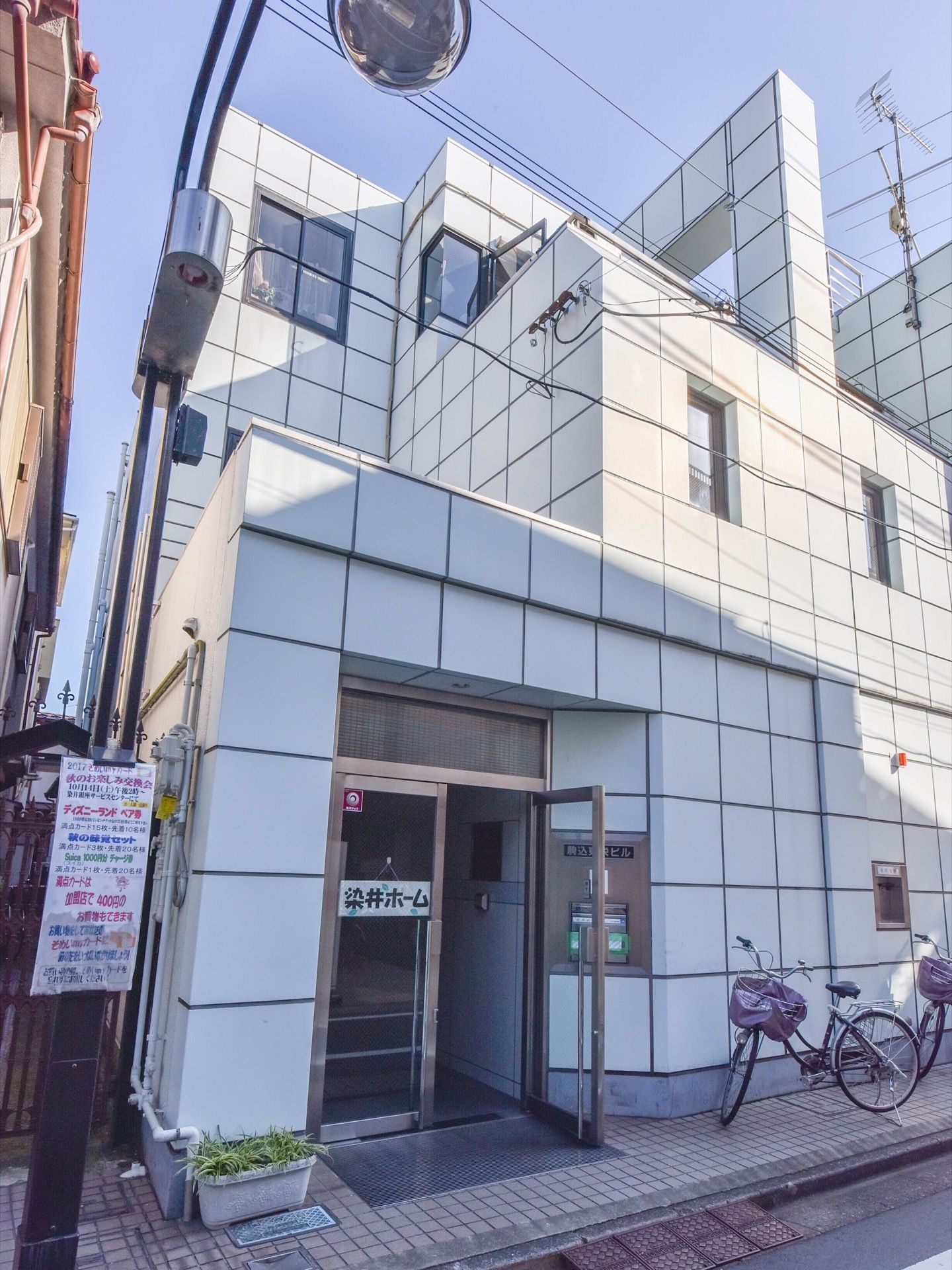 キュービック型のおしゃれな3階建ての外観は、玄関がガラス扉になっており、名札をガラス面にぶら下げて、施設の建物であることを掲示している。