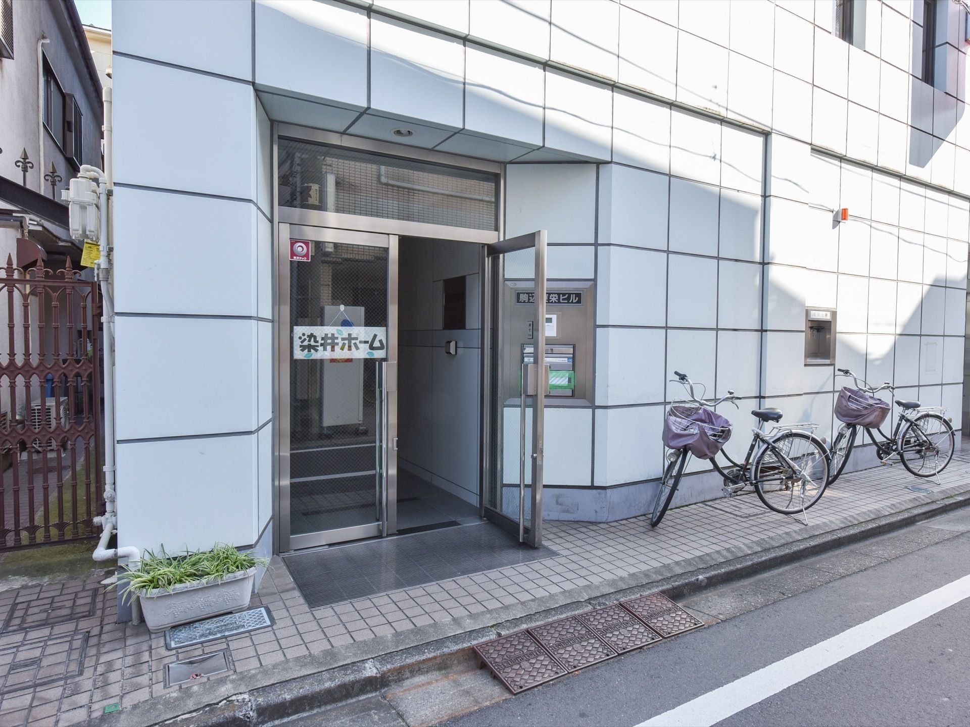 段差にはスロープを取り付け、バリアフリーに配慮した正面玄関